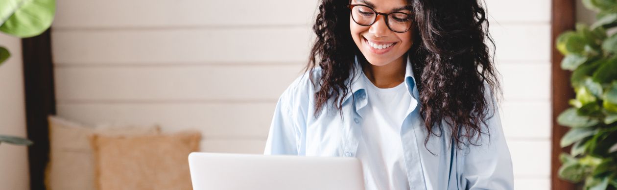 CX leader on her laptop learning when to use AI vs customer service agents