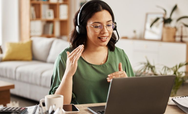 Woman leveraging AI on her laptop to enhance CX