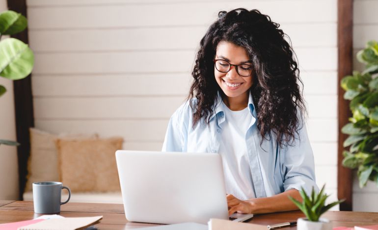 CX leader on her laptop learning when to use AI vs customer service agents