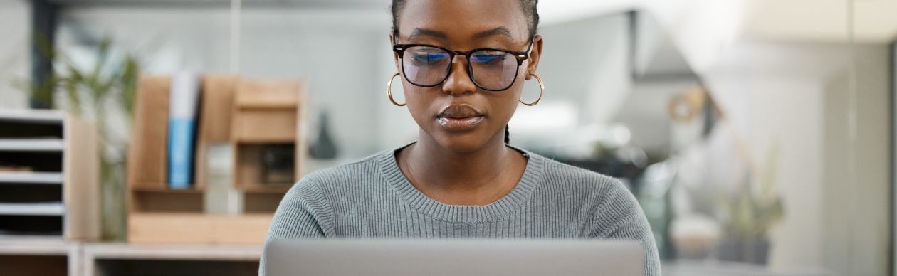 A woman at the computer evaluating customer service technology