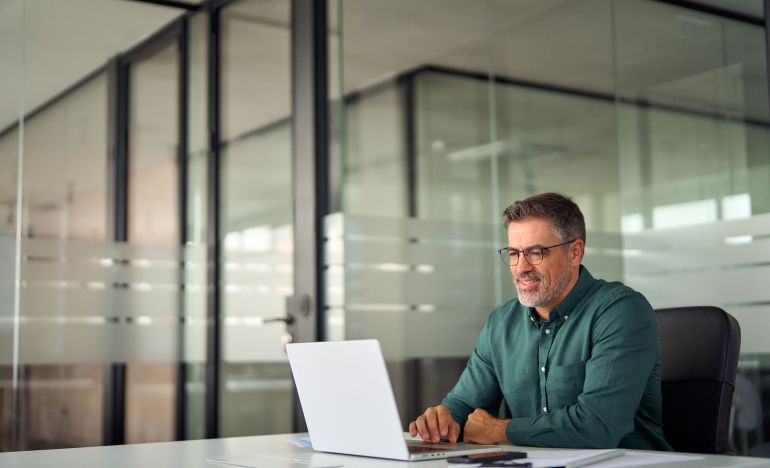 A CX expert looking at ways to reduce customer service costs with AI