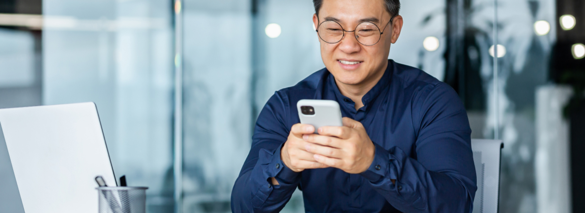 Customer using smartphone for AI-powered support