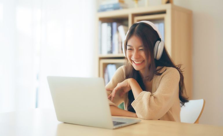 CX expert comparing in house vs outsourced customer service