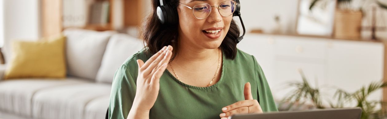 Woman leveraging AI on her laptop to enhance CX