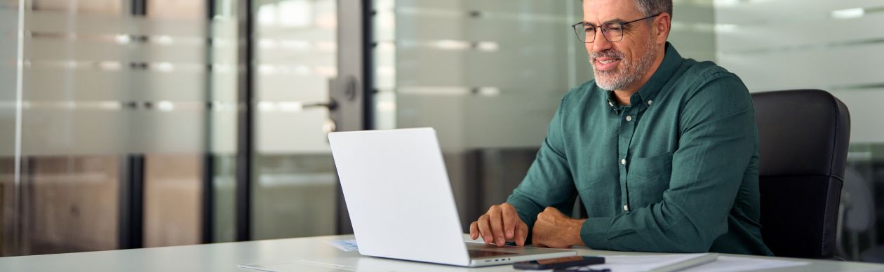 A CX expert looking at ways to reduce customer service costs with AI