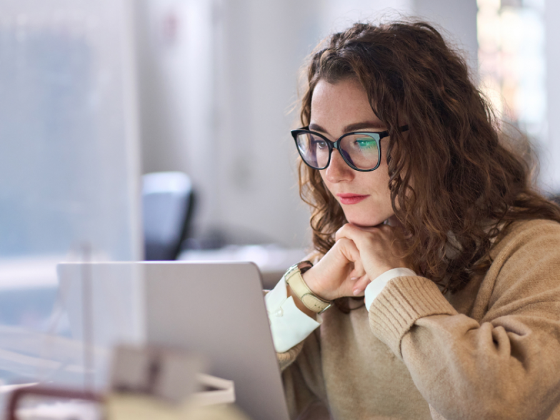 Customer service agent helping a shopper with their AI-assisted purchase