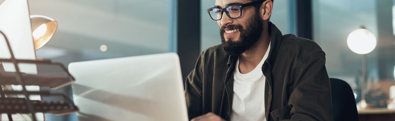 A CX leader with a customer loyalty mindset working at his computer