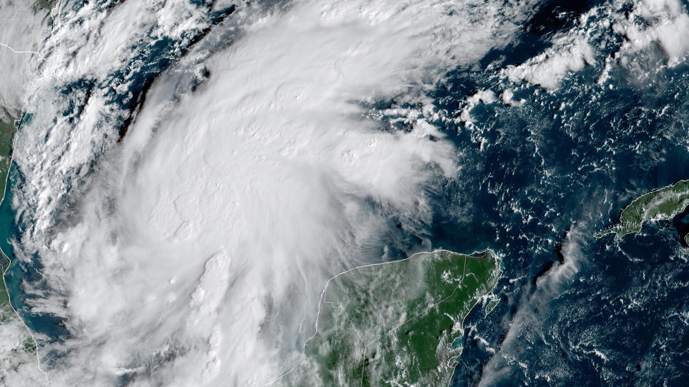 Imagen de satélite de la tormenta tropical Isaías, una gran masa de nubes sobre el golfo de México, al noroeste de la península de Yucatán