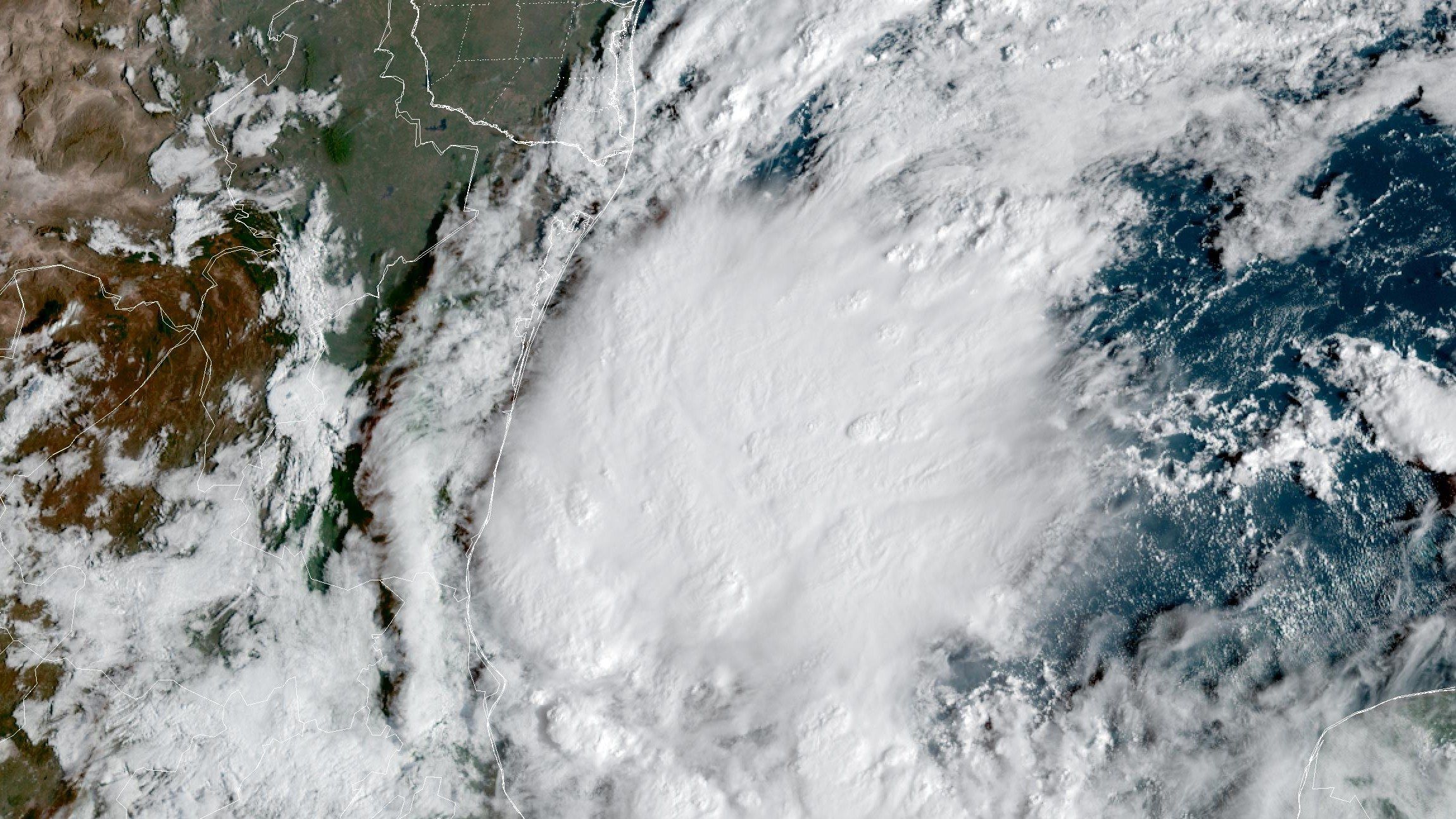Imagen satelital con una gran masa de nubes sobre el suroeste del golfo de México, frente a Tamaulipas y Veracruz