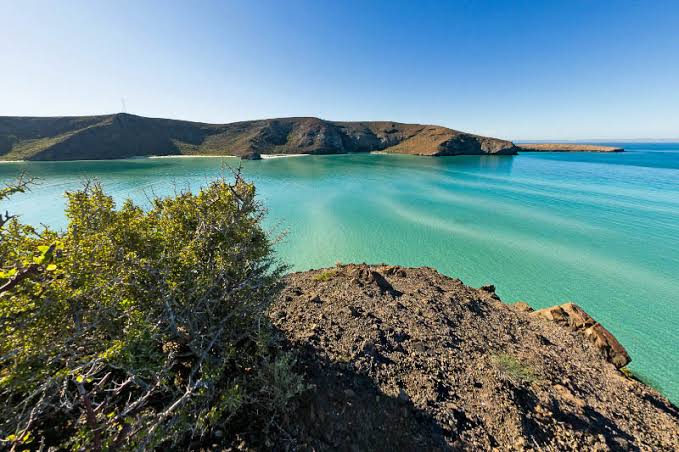Bahía de aguas turquesa rodeada de cerros en Baja California Sur