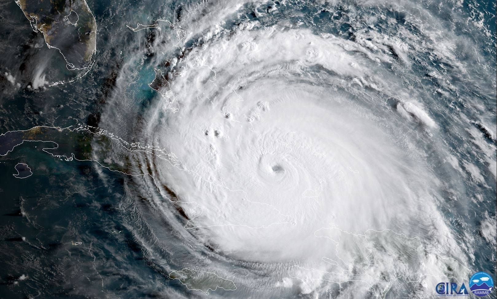 Imagen satelital GeoColor de un huracán categoría mayor con ojo definido sobre el océano