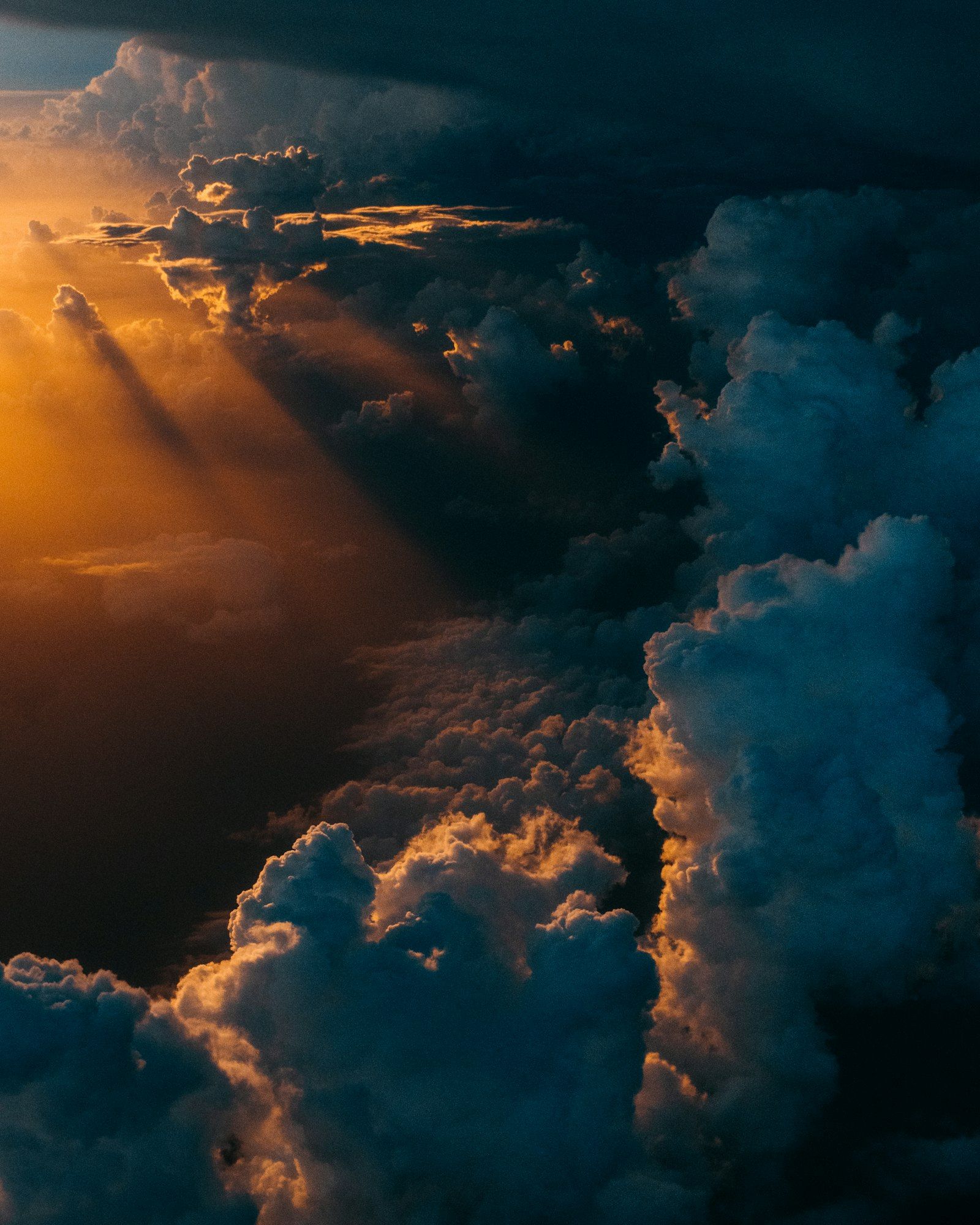 Cielo de tormenta con nubes densas sobre horizonte costero