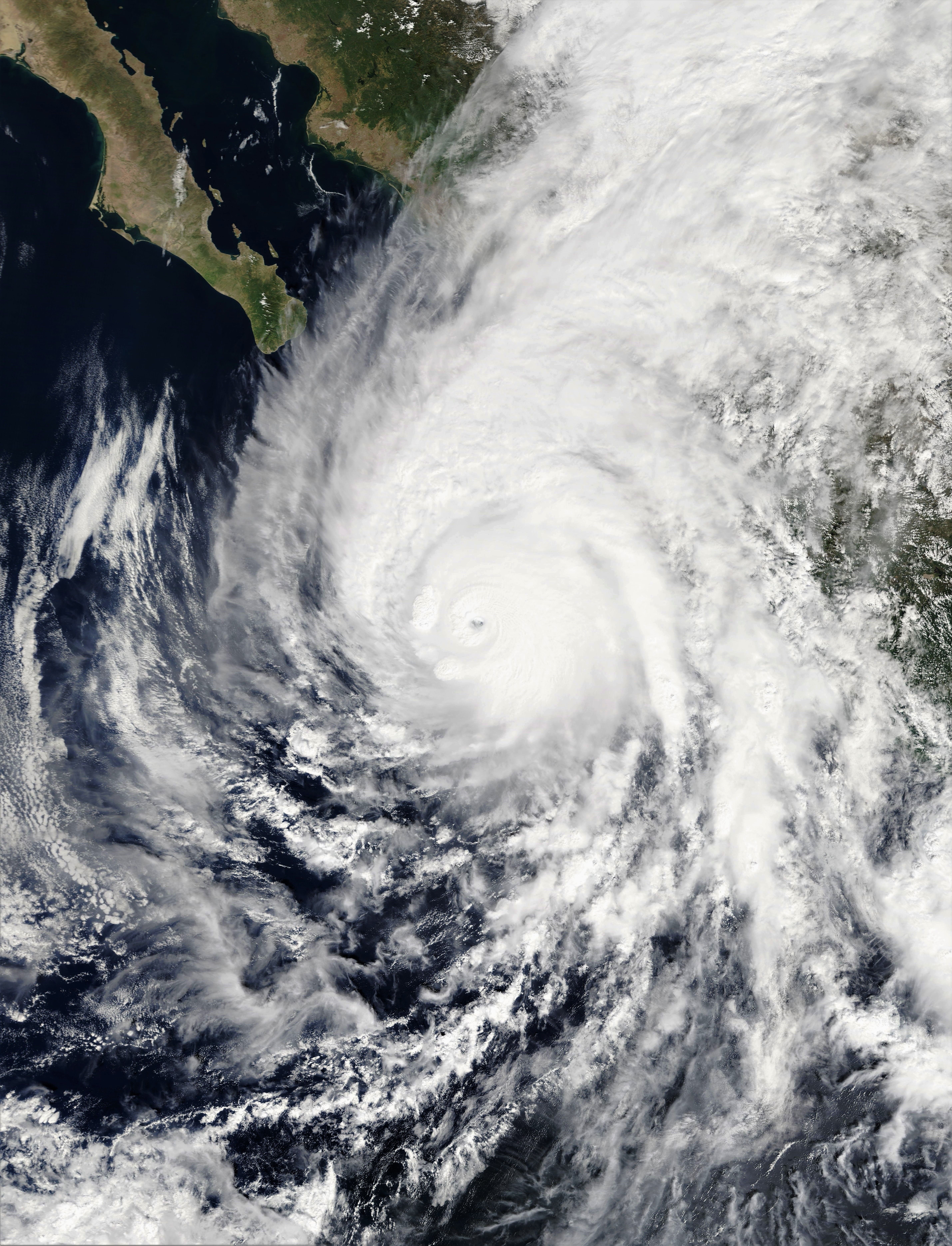 Huracán categoría 5 visto por satélite NASA Terra sobre el Pacífico frente al occidente de México