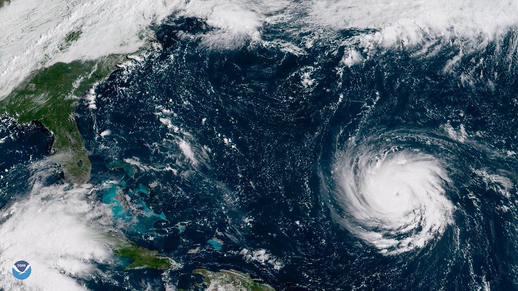 Huracán mayor visto por satélite con ojo definido y bandas espirales sobre el océano