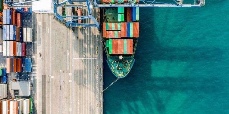 Vista de un puerto industrial con grúas e infraestructura marítima