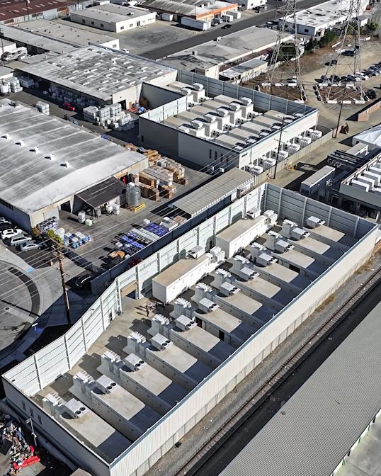 Contenedores de un sistema de almacenamiento con baterías (BESS) en un parque de energía