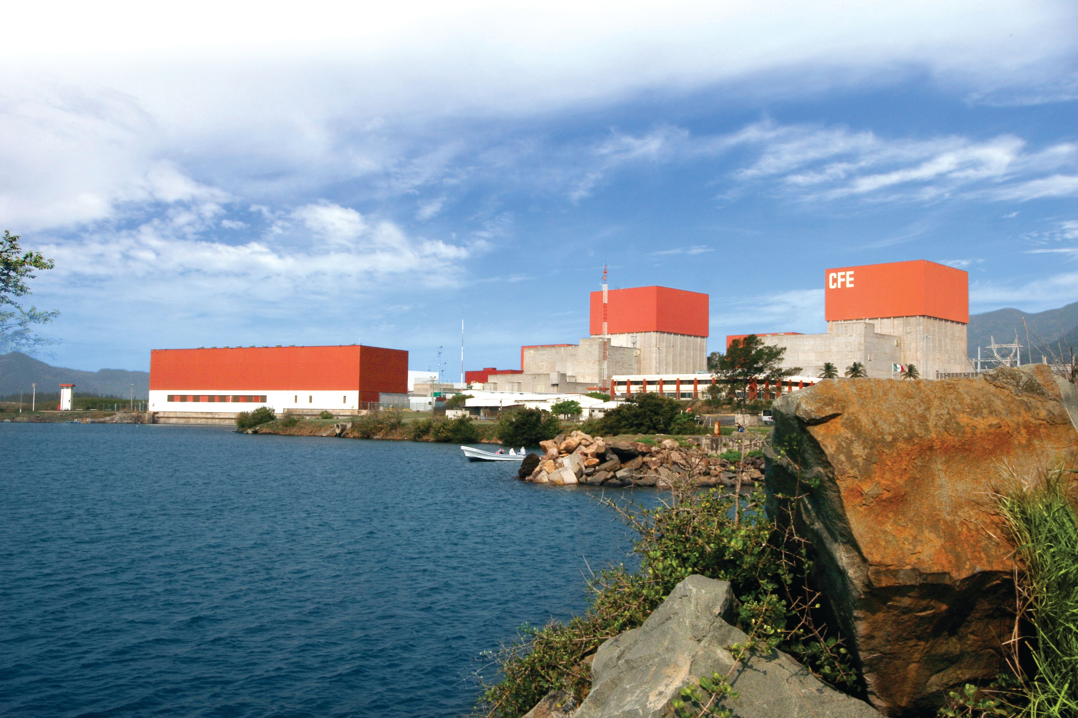 Central Nucleoeléctrica Laguna Verde de la CFE en Veracruz, con el logotipo CFE en el edificio del reactor