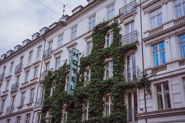 Why staying in central locations ruin real travel experiences. Calcutta Backpackers Kolkata | Affordable AC Dorms near Central Hubs