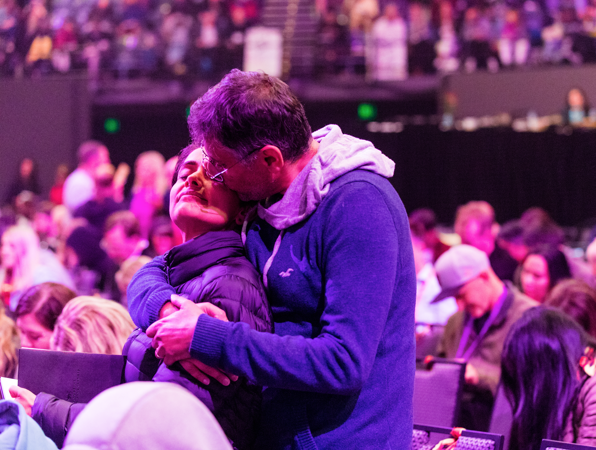 How to be truly present image of man holding woman lovingly