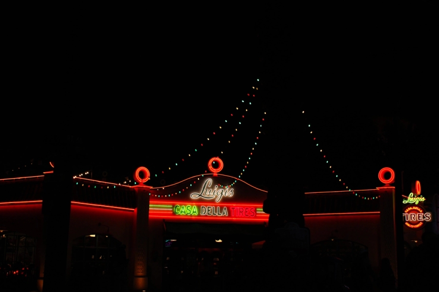Luigi's Casa Della Tires neon sign.