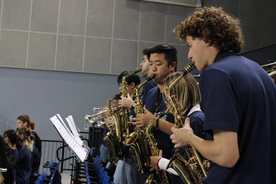 Alto saxes playing.