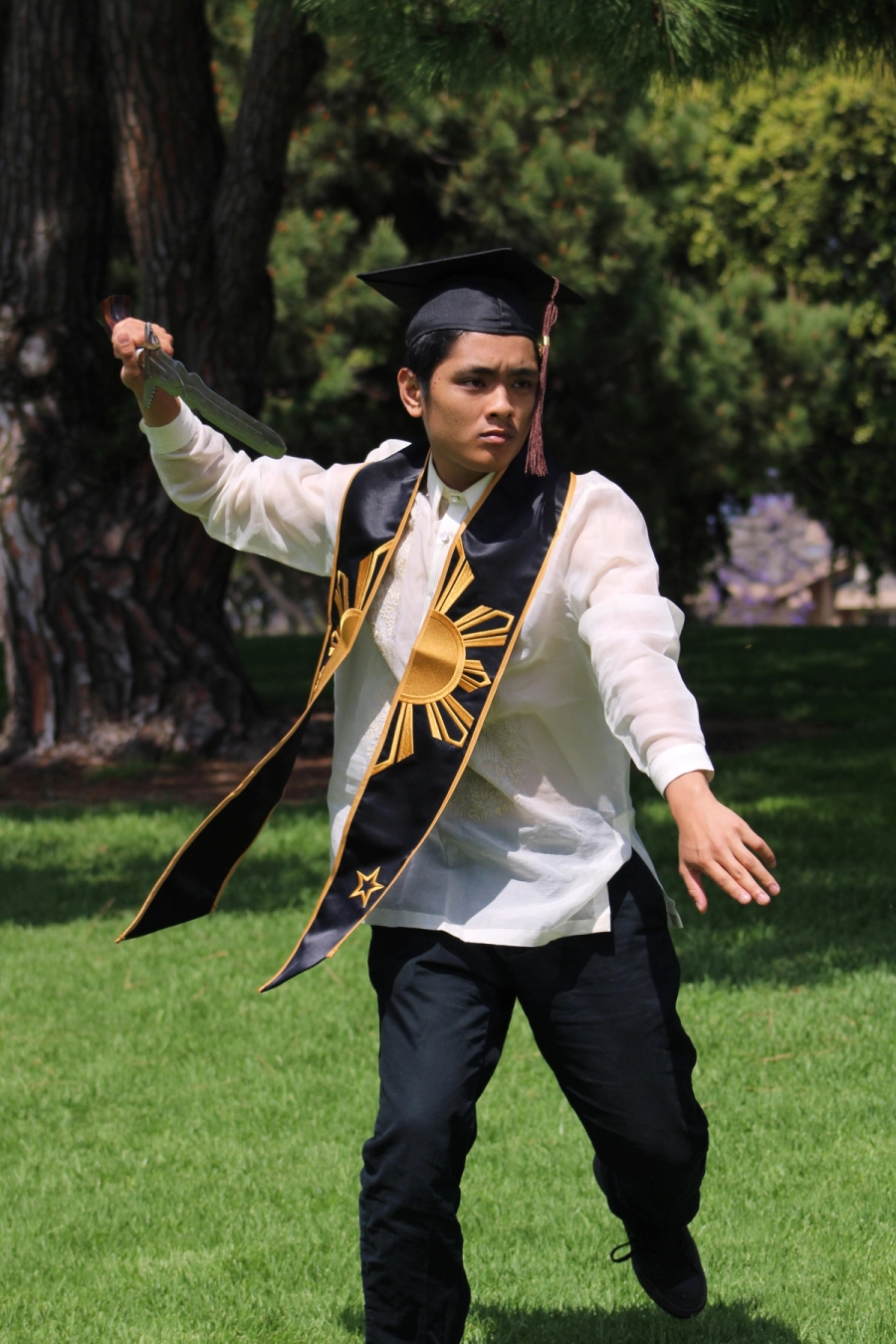 Man in Filipino stole and cap with large sword 4.