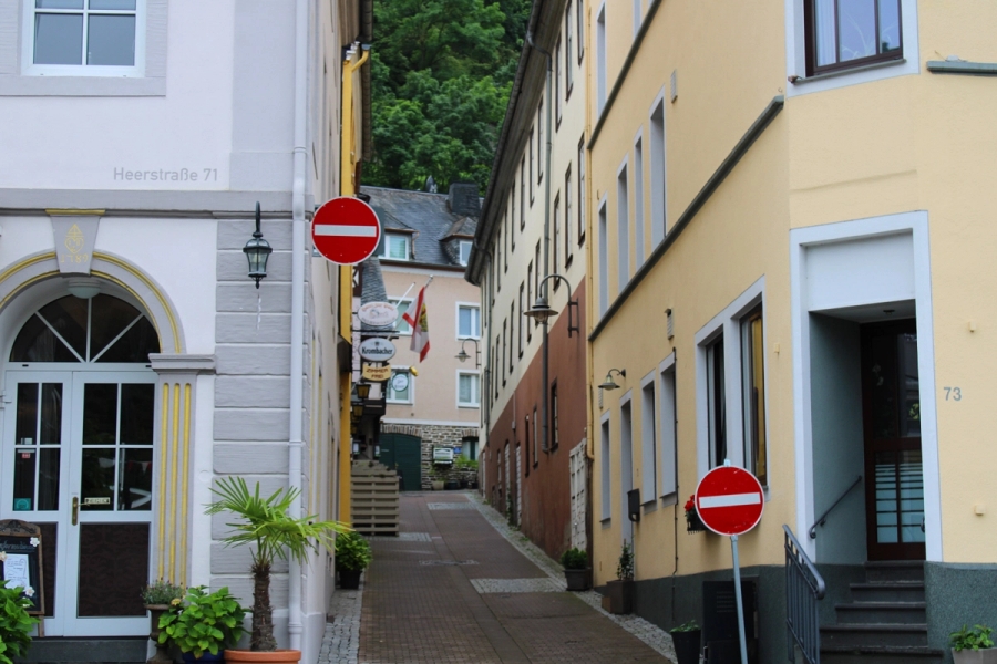 Small street in between buildings.