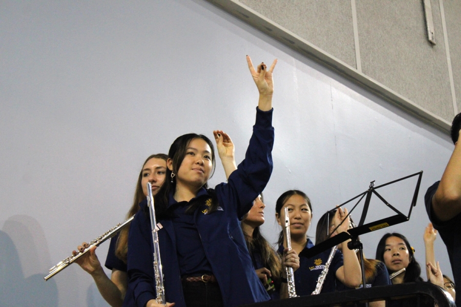 Girls with flutes zotting.