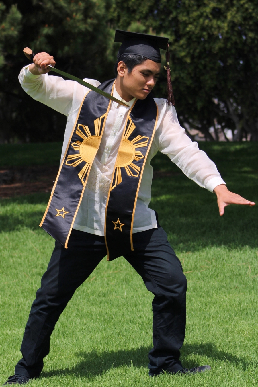 Man in Filipino stole and cap with large sword 3.
