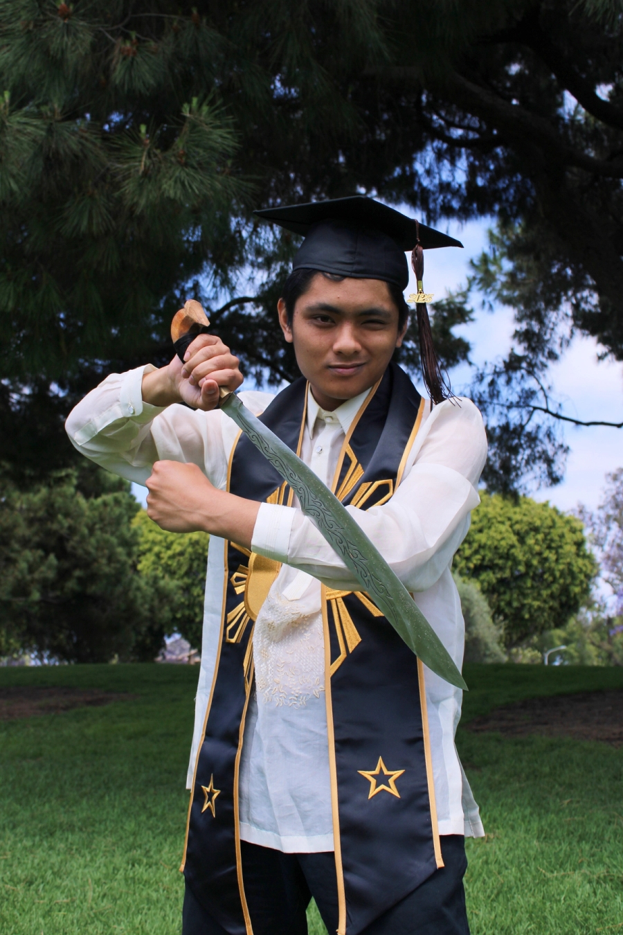 Man in Filipino stole and cap with large sword 2.