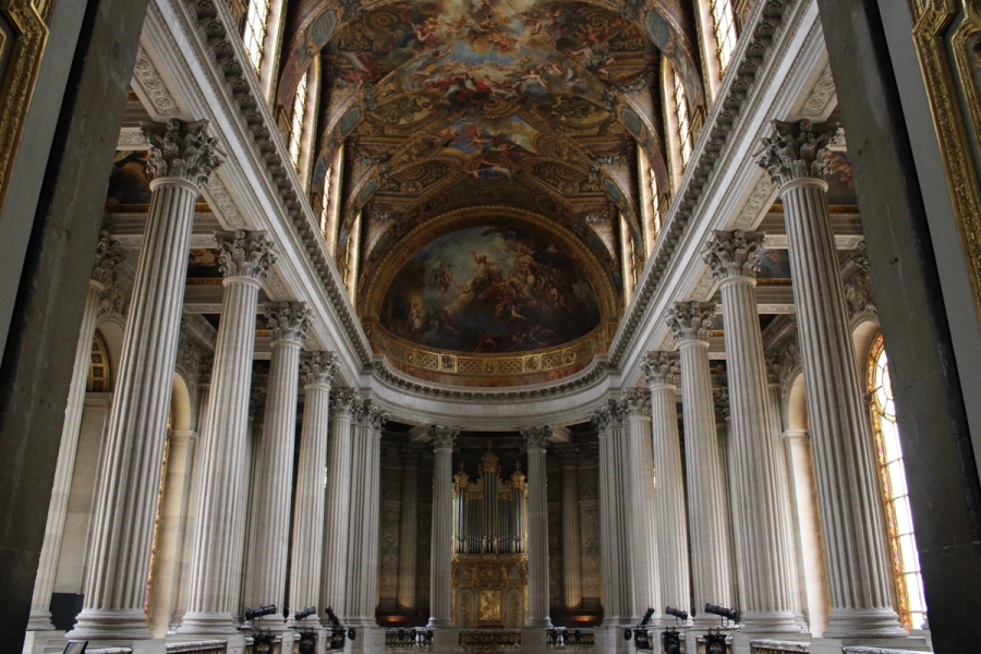 Ceiling interior with pillars.