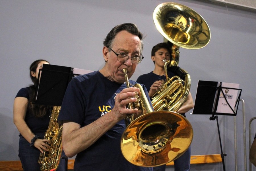 Man playing mello.