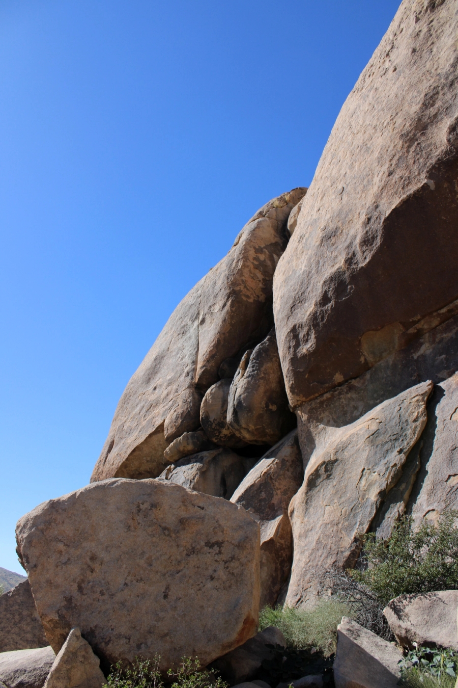 Vertically stacked rocks.