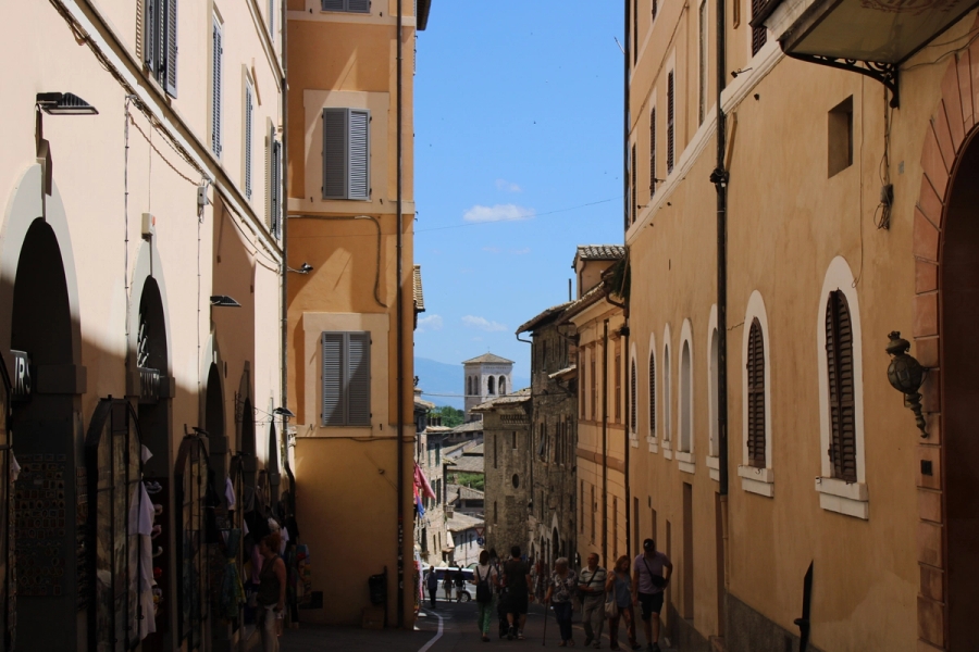 Downhill street in between buildings.