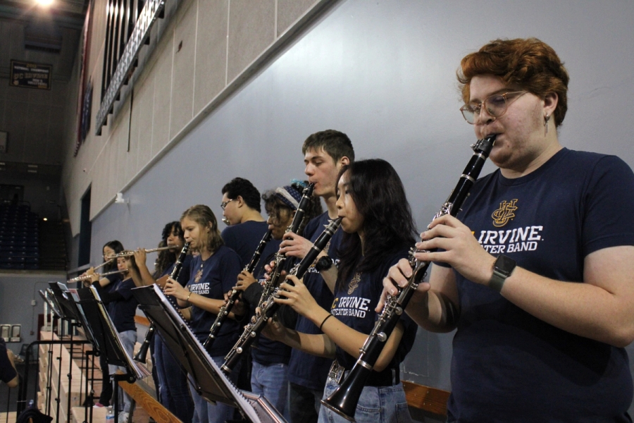 Clarinets playing.
