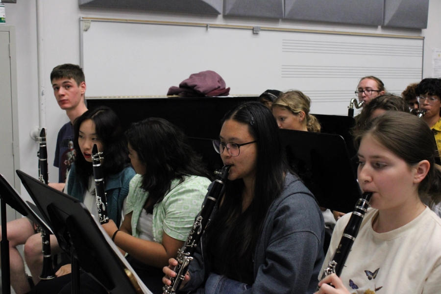Clarinets playing.