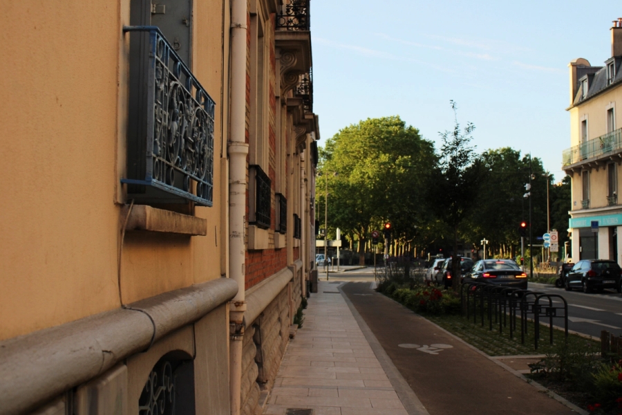 Close wall POV of the street.