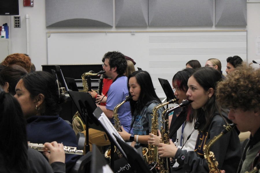 Alto saxes playing.