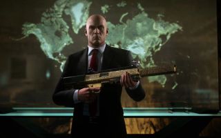 Agent 47 holding a golden gun in Hitman: World of Assassination