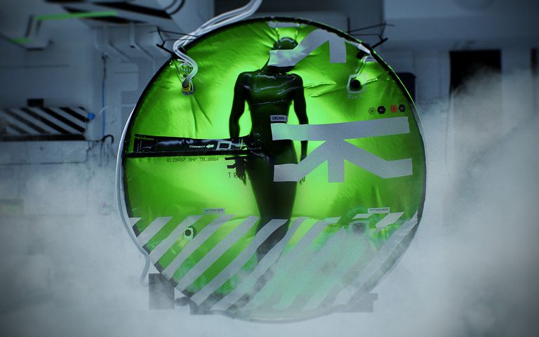 A creepy figure in a green circular structure in Marathon