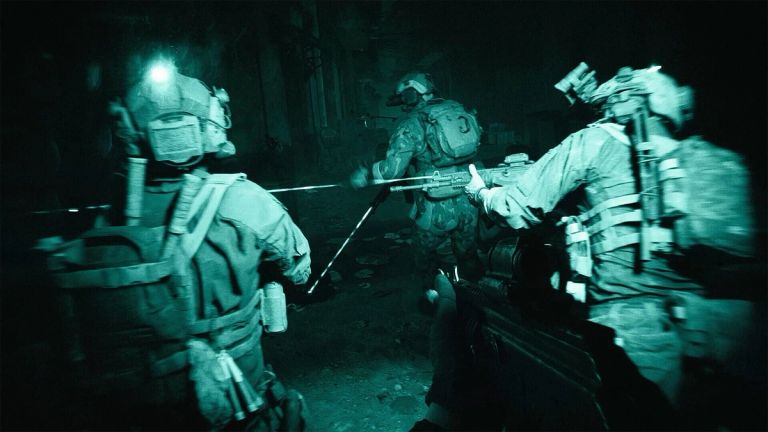 Battlefield 6: Three armed soldiers advance through a dark interior under green night vision.