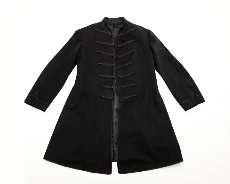 Lévay József fekete díszmagyar ruhájához tartozó dolmány (alsókabát) fekete nyitással, 7 gombbal, posztó anyagból