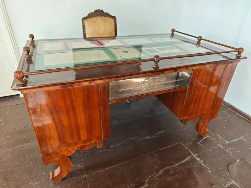 Ötfiókos, diófa furnérral borított íróasztal