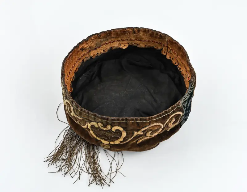 Házi sapka barna bársonyból, aranyhímzésekkel, tetején bojttal