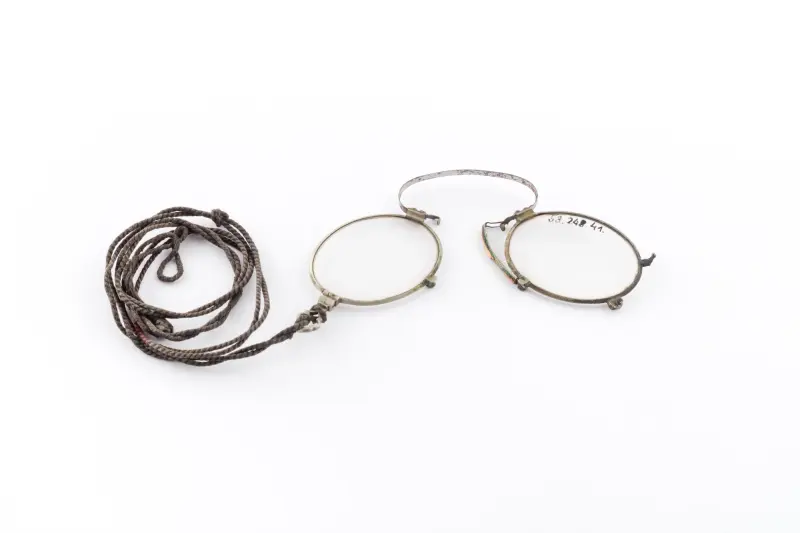 Szemüveg csíptetővel