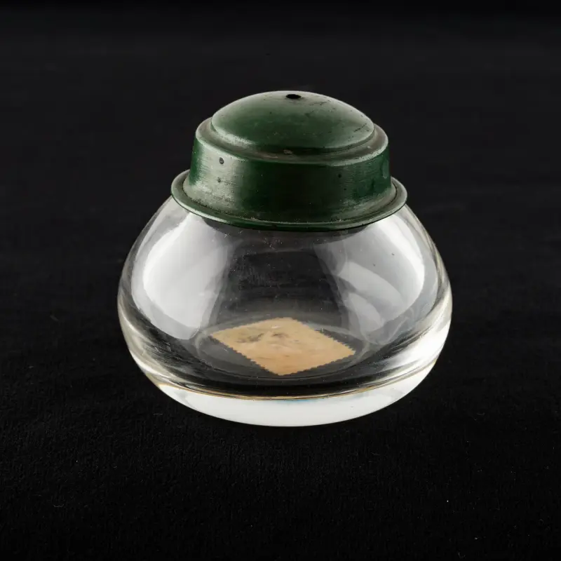 Gömbölyű, üveg tintatartó, zöld zománcos tetővel