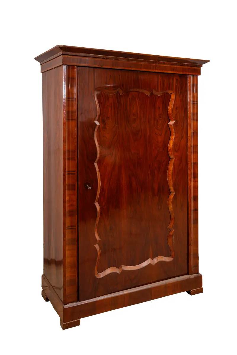 Diófa ruhásszekrény, egyajtós, faragott középrésszel, világosbarna, fényezett