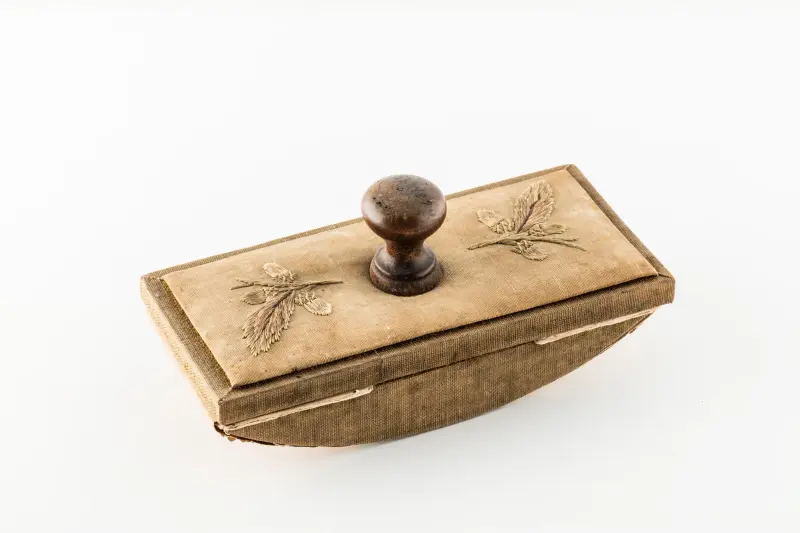 Itatós (tapper), tetején sárga selyemhuzattal, rajta tölgyfaág-hímzéssel; a zöld bársonyhuzat lekopott