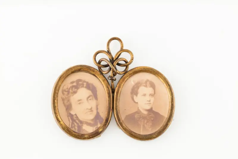 Kettős női arckép sárgaréz keretben