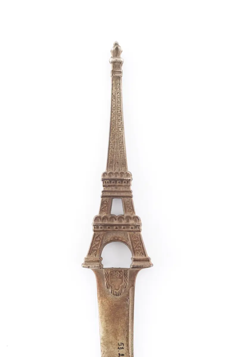 Papírvágó díszkés Eiffel-tornyot utánzó markolattal, domborított 1889-es évszámmal
